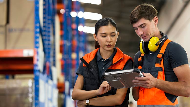 /siteassets/images/blog-post/2023/blog-enable-your-frontline-workers-featured.jpg